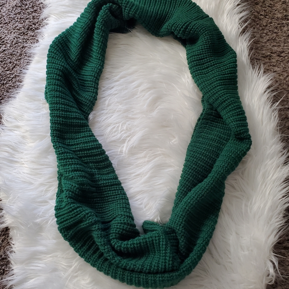 Dark forest green cowlick scarf!